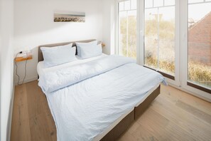 1 bedroom, travel cot, free WiFi, bed sheets - Modern vacation apartment for 2 persons, new building near the beach (Juist)