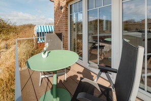 Outdoor dining - Welcome to the "Strandmuschel" vacation apartment - Exclusive comfort on Juist (Juist)