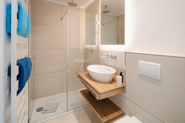 Shower, hair dryer, towels - Welcome to the "Strandmuschel" vacation apartment - Exclusive comfort on Juist (Juist)