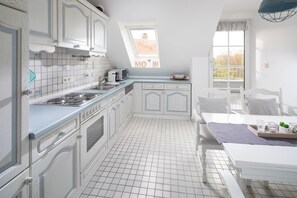 Fridge, microwave, oven, stovetop - "Relax and feel good: Apartment Düne38 on the North Sea" (Juist)