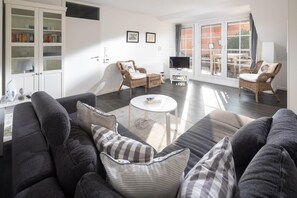 TV, stereo - "Relax and feel good: Apartment Düne38 on the North Sea" (Juist)