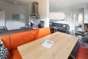Interior - Large, modern vacation apartment with fireplace and bathtub (Juist)