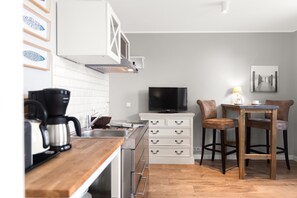 Kühlschrank, Mikrowelle, Herdplatte, Geschirrspüler