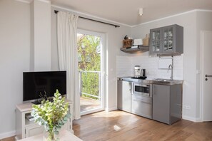 Fridge, stovetop, dishwasher, coffee/tea maker - Apartment in a quiet location with balcony (Juist)