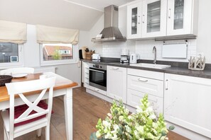 Fridge, oven, stovetop, dishwasher - Apartment in a quiet location with balcony (Juist)