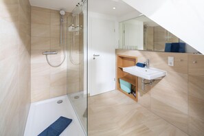 Shower, hair dryer - Vacation apartment close to the center with a view of the harbour (Juist)
