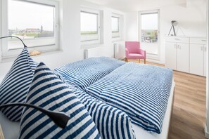 2 bedrooms, iron/ironing board, travel cot, free WiFi - Vacation apartment close to the center with a view of the harbour (Juist)