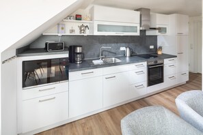 Kaffetrakter/tekoker, kjøleskap, mikrobølgeovn og ovn