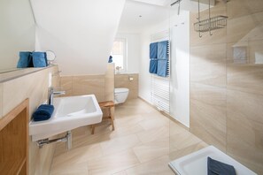 Shower, hair dryer - Vacation apartment close to the center with a view of the harbour (Juist)