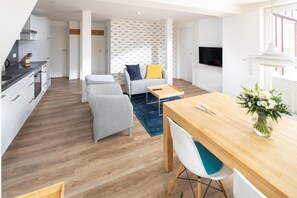 TV, stereo - Vacation apartment close to the center with a view of the harbour (Juist)