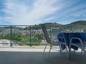 Outdoor dining - Beach Apartment with Pool, Terrace & Parking (Velilla-Taramay)