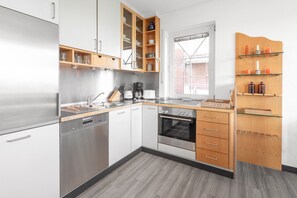 Fridge, oven, stovetop, dishwasher - Cozy vacation apartment with south-facing terrace (Juist)