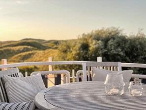 Outdoor dining - Large vacation apartment with balcony (Juist)
