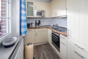 Coffee/tea maker, fridge, microwave, oven - Cozy vacation rental with a spectacular ocean view (Juist)