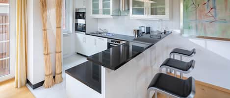 Coffee/tea maker, fridge, microwave, oven