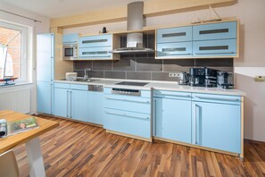 Coffee/tea maker, fridge, microwave, oven - "Strandkrabbe" Vacation Rental – Family-Friendly Accommodations Near the Beach (Juist)