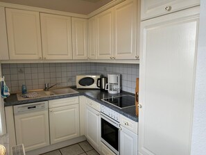 Wasserkocher mit Kaffee-/Teezubehör, Kühlschrank, Mikrowelle, Ofen