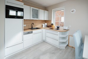 Coffee/tea maker, fridge, oven, stovetop - Renovated vacation rental with a south-facing terrace (Juist)