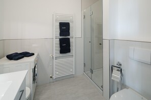 Shower, hair dryer - Renovated vacation rental with a south-facing terrace (Juist)