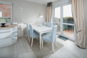 Dining - Renovated vacation rental with a south-facing terrace (Juist)