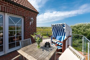 Outdoor dining - Large vacation apartment for 6 people with balcony (Juist)