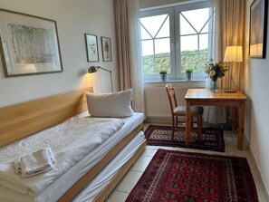 2 soverom, skrivebord og wi-fi (inkludert)