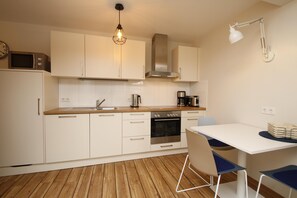 Fridge, microwave, oven, stovetop - Vacation apartment Bootjefahrt at Uns to Hus (Juist)