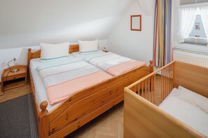 1 habitación, tabla de planchar con plancha y cuna de viaje