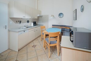Geladeira, micro-ondas, cooktop, lava-louças