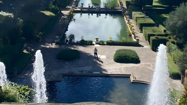 A formal garden with a central water feature, manicured hedges, and a distant view of the landscape. - Holiday Home Villanova (Villanova)