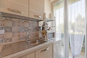 Réfrigérateur, micro-ondes, four, plaque de cuisson