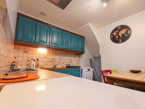 Fridge, microwave, dishwasher - House with parking - 7 guests (Éguzon-Chantôme)