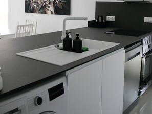 Mikrovågsugn, ugn, diskmaskin och kaffe- och tebryggare