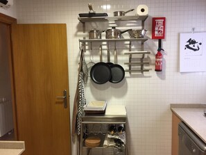 Private kitchen - Stunning Penthouse with Private Terrace in Central Vilanova i la Geltrú, Near Beach & Amenities (Vilanova y la Geltrú)