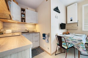 Kylskåp, mikrovågsugn, spishäll och kaffe- och tebryggare