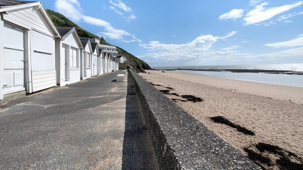 A row of white beachside cottages with a paved walkway leading to the beach. - Duplex in Carolles, Bay of Mont Saint Michel, 50 m from the Beach (Carolles)