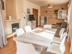 Dining - Serenity Home: Nature, Jacuzzi & Parking in Cubelles (Cubelles)