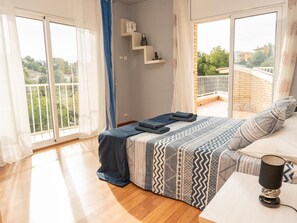 Room - Serenity Home: Nature, Jacuzzi & Parking in Cubelles (Cubelles)