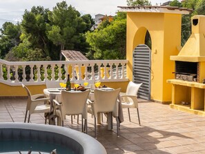 Outdoor dining - Serenity Home: Nature, Jacuzzi & Parking in Cubelles (Cubelles)