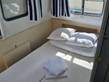 1 chambre, draps fournis. Bateau à quai avec kitchenette - 4 pers.