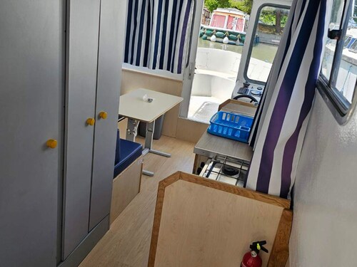 Docked boat with kitchenette - 4 guests