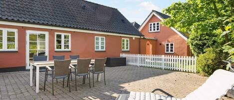 House | Outdoor dining
