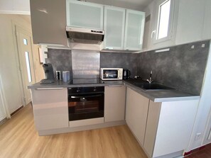 Fridge, microwave, oven, stovetop - Apartment with AC and parking - 4 guests (Le Barcarès)