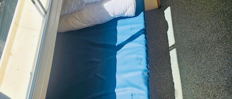 1 bedroom, bed sheets