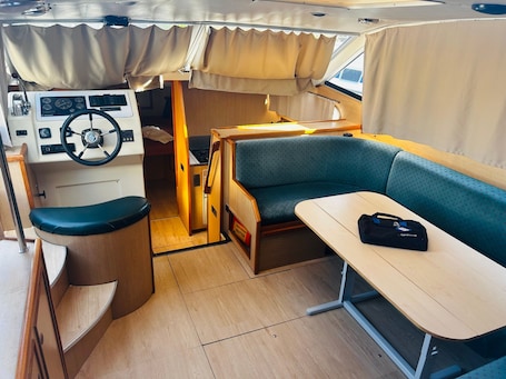 Intérieur. Bateau familial à Colombiers - 8 pers.