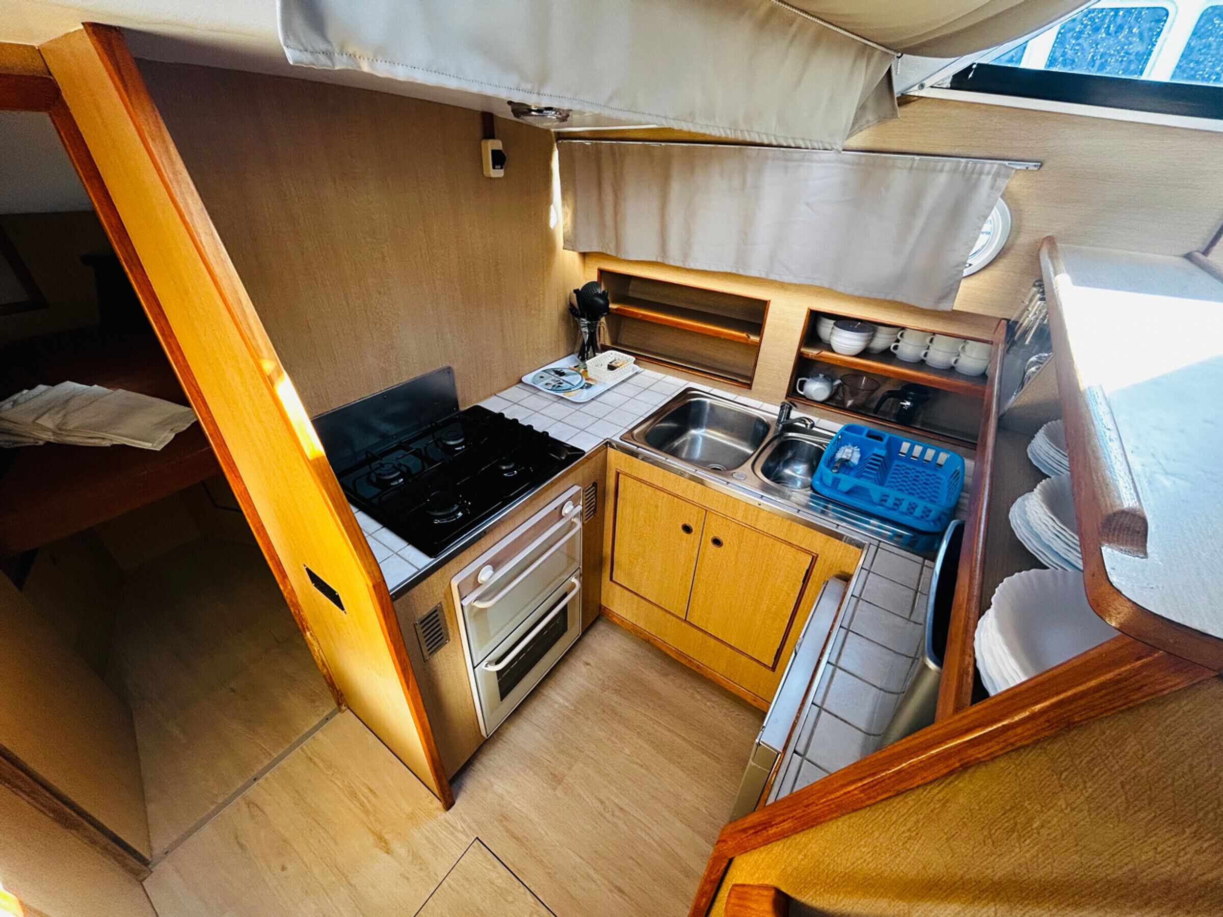 Fridge, stovetop, coffee/tea maker