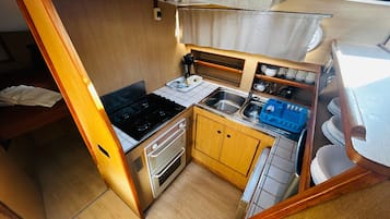 Fridge, stovetop, coffee/tea maker