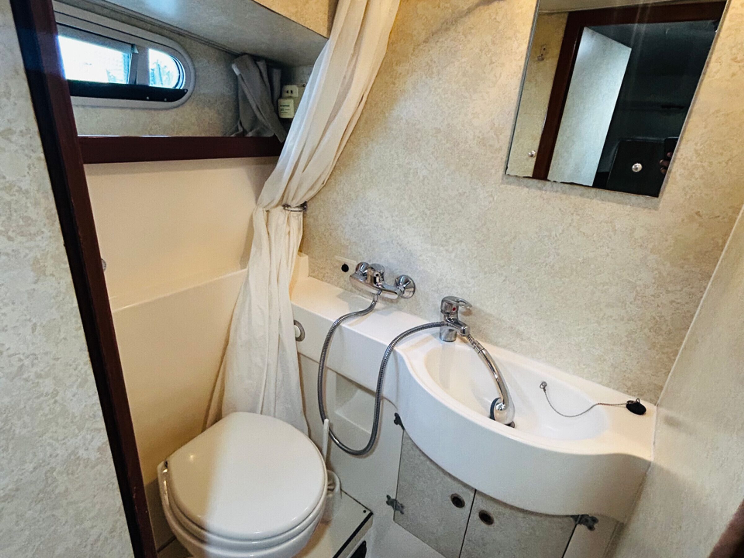 Ein Badezimmer mit Toilette, Waschbecken und Dusche.