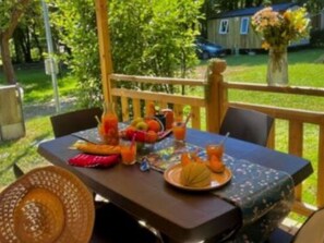 Outdoor dining - Mobile home with terrace - 5 guests (Saint-Astier)