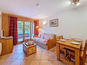 TV - Spacious apartment at the foot of the slopes with terrace (Les Menuires)